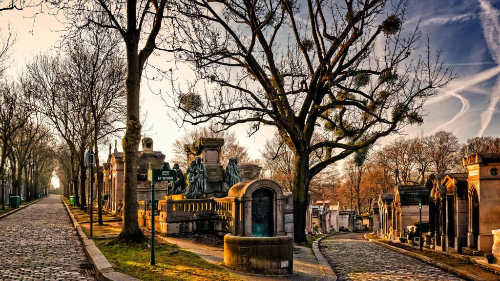 Pére Lachaise Cemetery (Small Group Walking Tour)